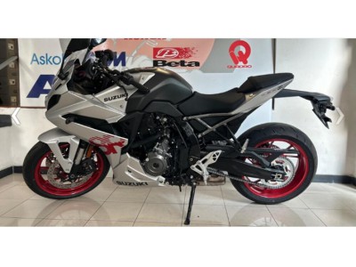 SUZUKI GSX 8R